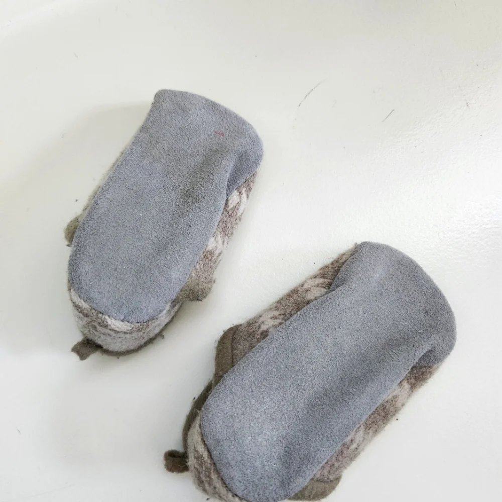 EUC Boutique Grey Wool & Suede Southwestern Moccasins -Size 4, 12-18m